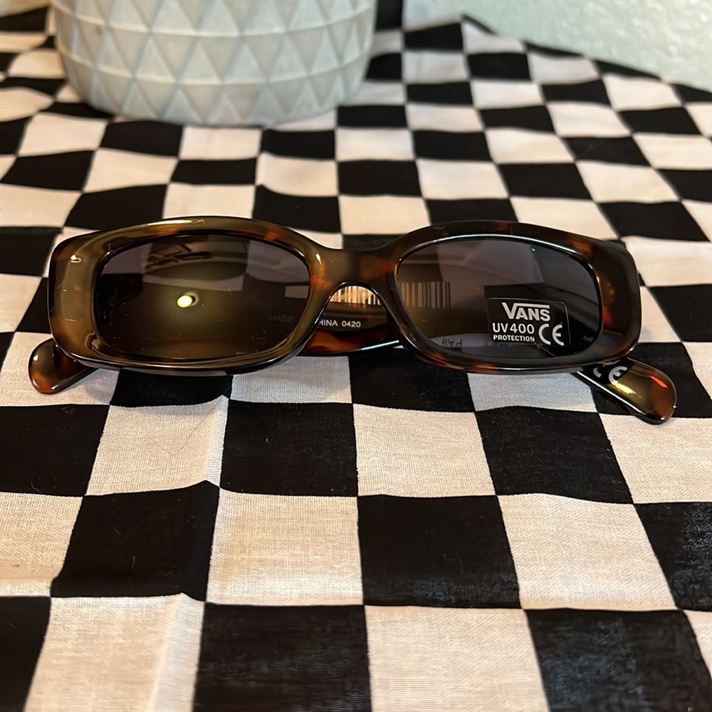 Vans Women’s Cheetah print UV400 protection sunglasses. NWT - Picture 7 of 8